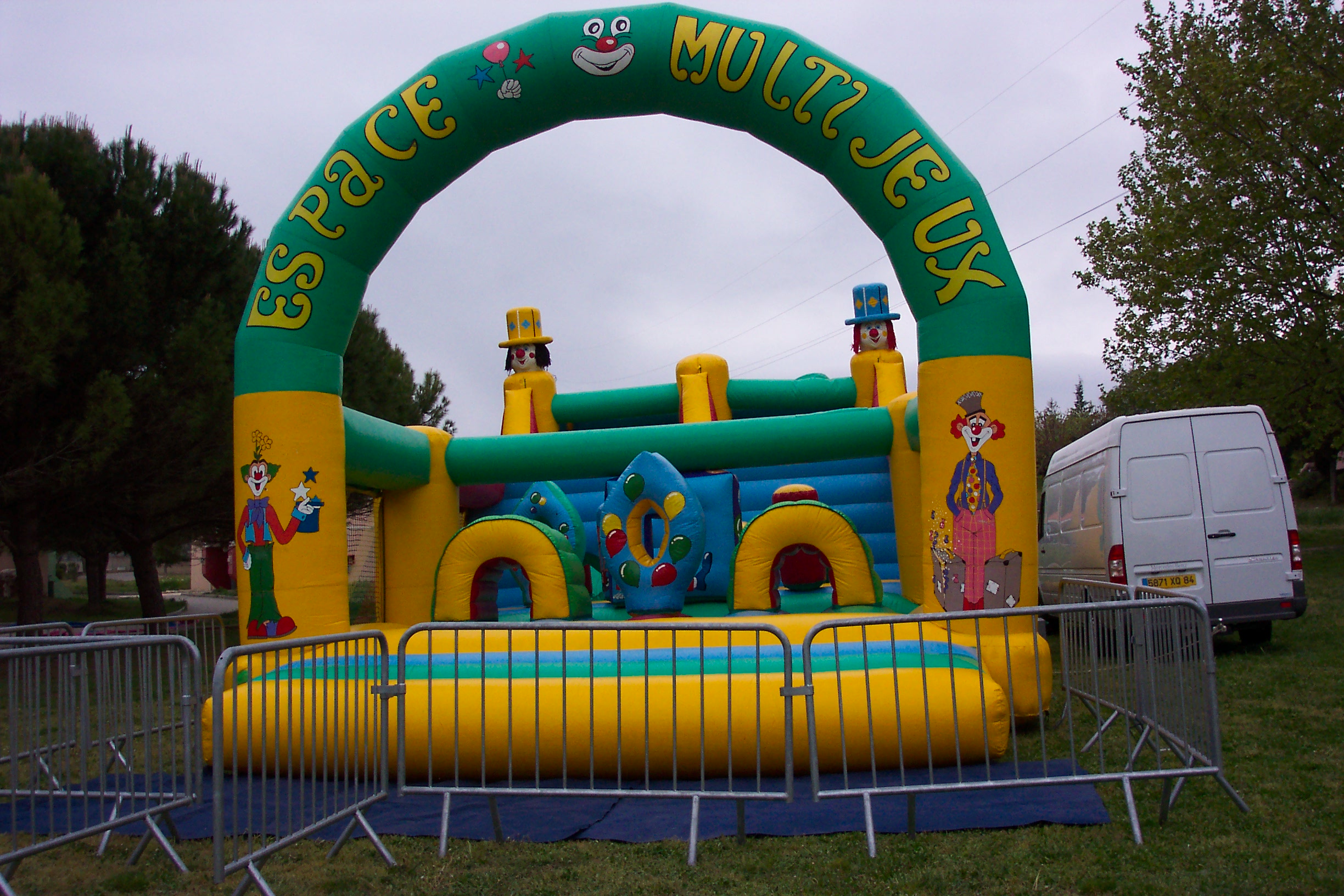 You are currently viewing Château gonflable espace multi-jeux